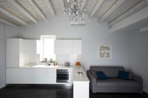 莫迪卡Casa Matteotti的一间厨房,内设白色橱柜和沙发