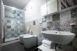 莫迪卡Casa Matteotti的白色的浴室设有水槽和卫生间。