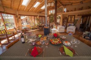 胡阿卡勒拉索拉特洛匹克旅馆的用餐室配有带食品和酒杯的桌子