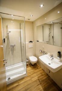 厄茨阿姆巴赫霍夫旅馆的带淋浴、卫生间和盥洗盆的浴室