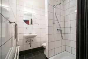 鲁尔蒙德德堡武豪华咖啡厅与酒店的带淋浴、卫生间和盥洗盆的浴室