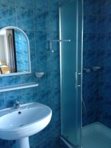 达布基Noclegi Beata的一间带水槽和玻璃淋浴的浴室