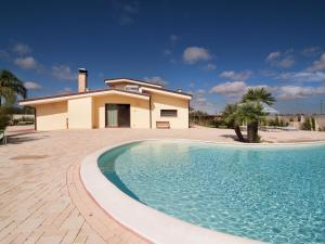 梅利萨诺Stunning Holiday Home in Melissano with Swimming Pool的房屋前有游泳池的房子