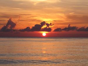 图兰奔玛塔哈里图拉姆本度假潜水及水疗酒店的日落和日落
