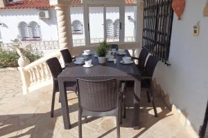 迈阿密普拉特亚Meddays Villa Norli的一张黑色桌子和椅子坐在庭院里