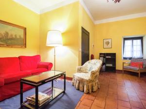 Tagliolo MonferratoBelvilla by OYO Nobile的客厅配有红色的沙发和椅子