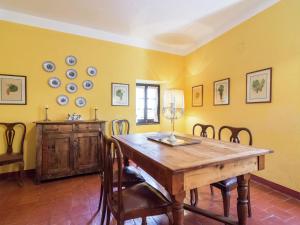 Tagliolo MonferratoBelvilla by OYO Nobile的一间带木桌和椅子的用餐室