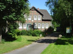 ClenzeLandhotel Sonnenhof im Wendland的前面有一条路的大砖房子