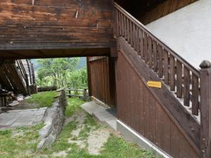 Grengiolsdetached holiday home in Grengiols Valais views的一座带木栅栏的建筑的入口