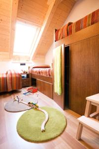 陶尔Apartaments Petit Saüc的一间卧室设有两张双层床,铺有绿色地毯。