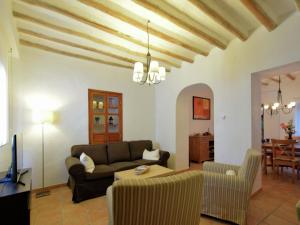 鲁特Belvilla by OYO Casa Alegr a的客厅配有沙发和桌子