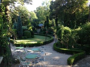 布达佩斯Buda Hills villa apartment的一个带桌椅的花园以及一条小径
