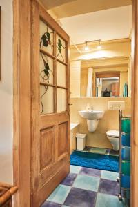 布达佩斯Buda Hills villa apartment的一间带木门和水槽的浴室