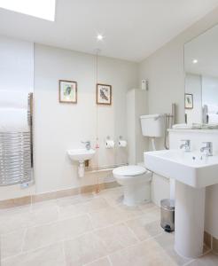 莱德伯里The Talbot Hotel的白色的浴室设有水槽和卫生间。