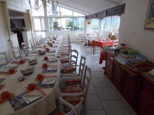 巴纽勒森林Au Relais Provencal的红桌布餐厅里一排长桌