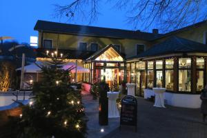 圣珀尔滕博克“罗特哈恩”酒店的前面有圣诞树的建筑