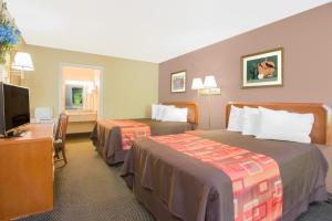 曼斯费尔德曼斯菲尔德酒店的酒店客房设有两张床和一台平面电视。