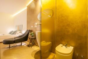 科尔多瓦韦亚度10酒店的带淋浴和卫生间的浴室以及1张床。