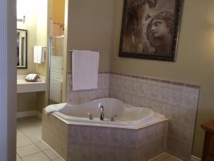 Lakeshore Inn的一间浴室