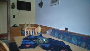 齐勒河谷采尔艾格度假公寓的上面有蓝色布的桌子