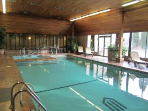 基洛纳基洛纳华美达会议中心酒店的大型建筑中的大型游泳池