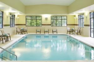 乔治湖乔治湖万怡酒店的游泳池设有桌椅和窗户。
