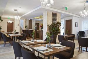 马德Botrytis Borhotel的一间带木桌和椅子的餐厅,