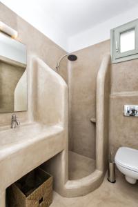 纳克索斯岛卡斯特拉基Glyfada's Villa的一间带水槽和卫生间的浴室