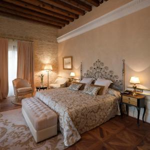 塞维利亚卡萨1800酒店客房内的一张或多张床位