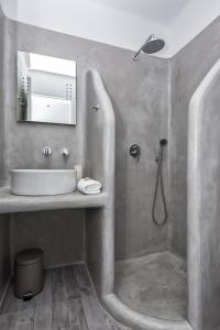 米科利维亚Casa Perla的浴室配有盥洗盆和带镜子的淋浴