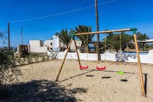 米科利维亚Casa Perla的沙地中带秋千的空游乐场