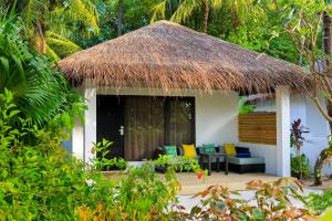 南马累环礁马尔代夫环球度假村的草屋顶和庭院的房子