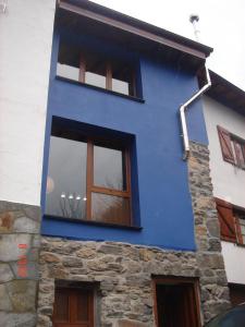 帕哈雷斯La Cuadrina de Anton的一面有窗户的蓝色建筑