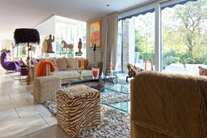 布赖恩拉勒Villa Tiffany的带沙发和玻璃桌的客厅