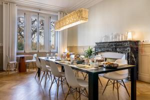 阿尔比L'Autre Rives的一间用餐室,配有黑桌和白色椅子