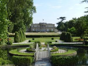 塔朗斯Ténéo Apparthotel Talence - Espeleta的花园享有宫殿的景致。