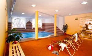 朗根费尔德福克纳度假公寓的游泳池位于带游泳池的客厅