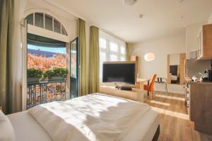 波恩凯泽卡尔公寓式酒店的一间卧室设有一张大床和一个大窗户