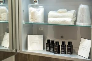 彭里斯Brooklands Guest House的一个带肥皂和毛巾的架子