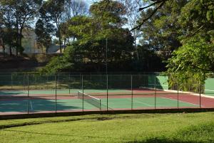圣赫尔曼Hostal Universitario的网球场和2个网球场