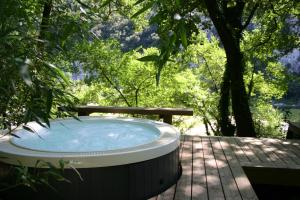 瓦隆蓬达克洛奇史前酒店的花园甲板上的热水浴池