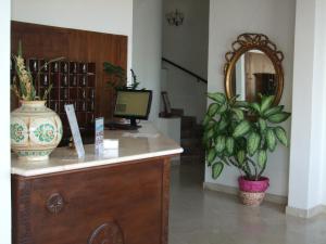 陶尔米纳伊索拉贝拉酒店的客房设有一张带电脑和镜子的书桌
