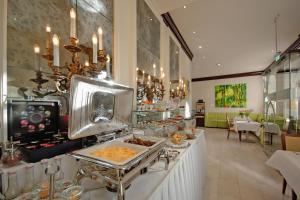 波恩凯泽卡尔公寓式酒店的一间提供自助餐的餐厅,供应食物