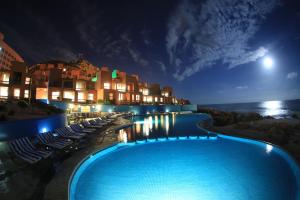 圣何塞德尔卡沃Club Regina Los Cabos的夜间设有游泳池的酒店