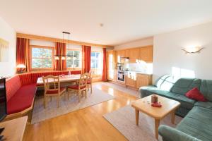 阿尔卑巴赫索恩霍夫公寓酒店的客厅配有沙发和桌子
