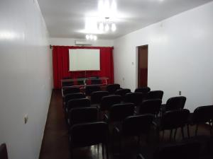 通贝斯HOTEL Casa cesar的一间空房间,有红色窗帘和屏幕