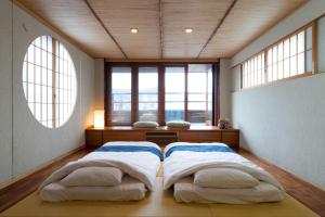 京都京都樱花度假屋 的一间带两张床的卧室,位于带窗户的房间内