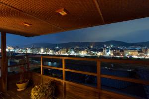 京都京都樱花度假屋 的阳台,晚上可欣赏到城市景观