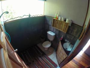 古达坦帕祖阿曼山林小屋的一间带卫生间和水槽的小浴室