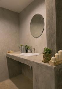 佛丕佛塔景观旅舍 的一间带水槽和镜子的浴室